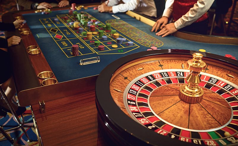 Casino & live table: hiện diện nhưng vẫn có kịch bản