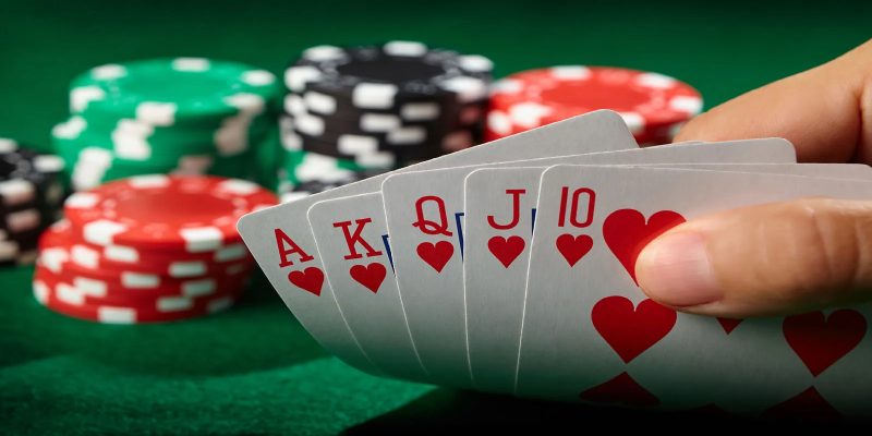 Bluff thành công giúp bạn thu toàn bộ pot dù bài không mạnh