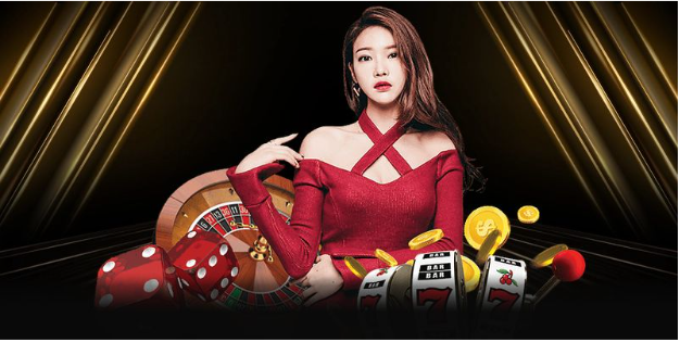 Hình ảnh người chơi đang phân tích bài trên bàn cược Hình ảnh người chơi đang phân tích bài trên bàn cược