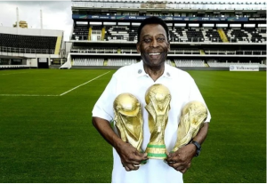 Pelé bắt đầu sự nghiệp chuyên nghiệp ở Santos FC ở Brazil vào năm 1956