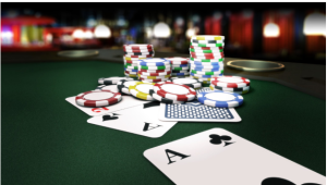 Người chơi đọc điều kiện nhận thưởng game bài