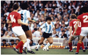 Diego Maradona từng làm cả thế giới kinh ngạc bằng kỹ thuật thiên tài và khả năng xử lý bóng bằng chân trái Diego Maradona từng làm cả thế giới kinh ngạc bằng kỹ thuật thiên tài và khả năng xử lý bóng bằng chân trái